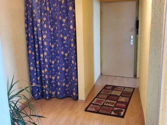 Flur mit Blick auf Haustür