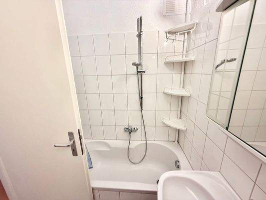 Innenliegendes Badezimmer mit Badewanne ähnlich 2