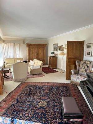 Wohnzimmer rechts der Zugang zum Empfangsbereich.j