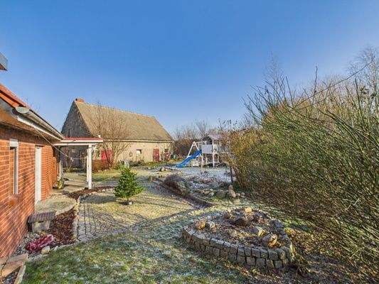 Garten mit Blick auf das Nebengebäude