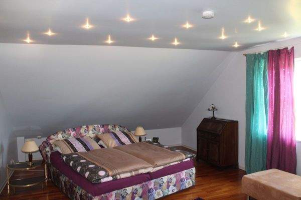 ... ins Schlafzimmer ...