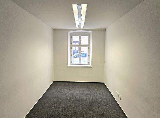 Weiteres Einzelraumbüro bzw. 2 Arbeitsplatz-Zimmer