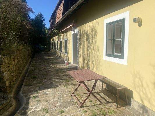 sonniger Terrasse im Innenhof