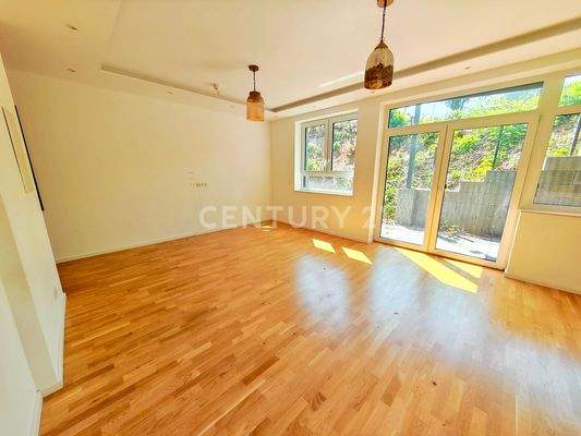 Große Fensterfront zur Terrasse