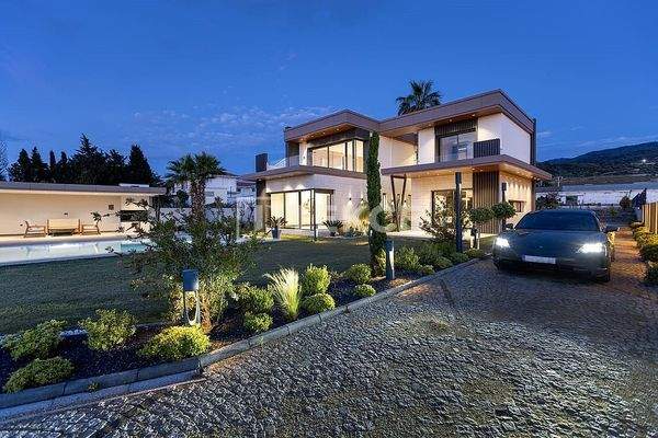Villa with a Spacious Garden and Swimming Pool in İzmir