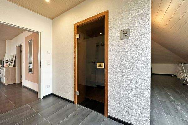 Badezimmer mit Sauna im DG