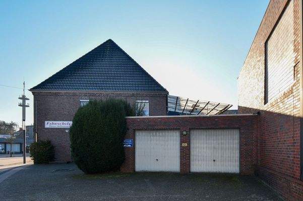 Seitenansicht mit Garage