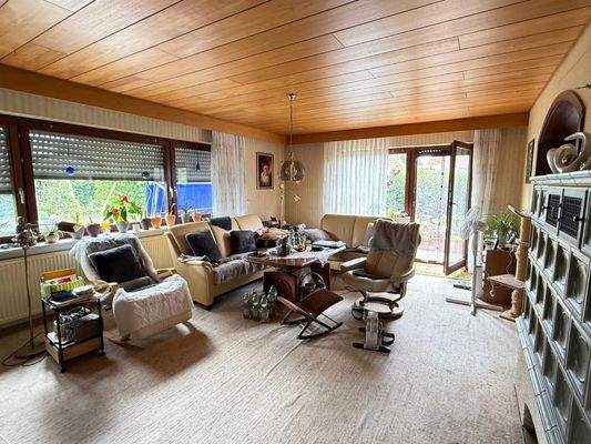 Wohnzimmer m.Kachelofen+Terrasse-EG