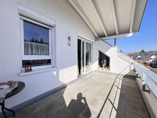 Großer, überdeckter Balkon