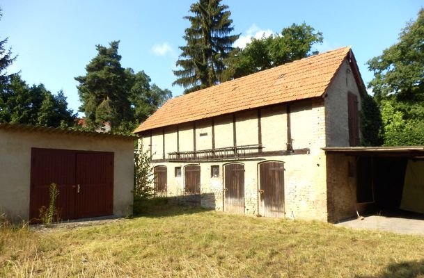 Nebengebäude und Garage