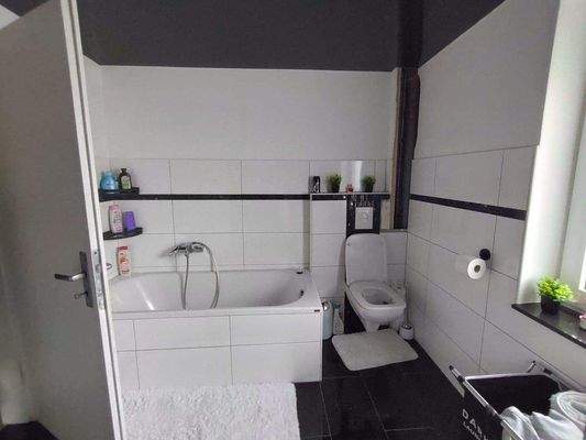 Vollbad mit Wanne und Dusche