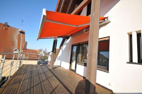 Eine elektrische Markise sorgt für angenehmen Schatten