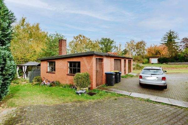 Nebengebäude mit Garage