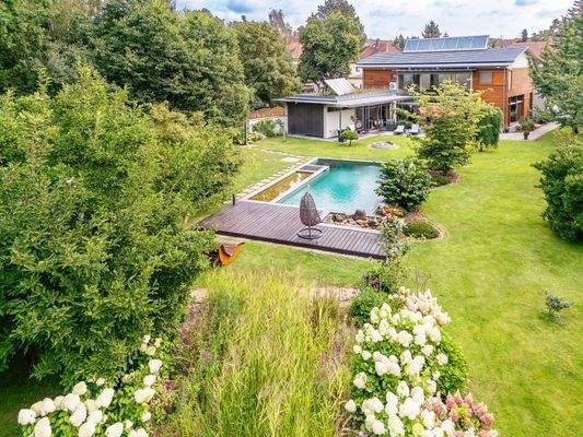 Blick vom Garten auf Haus