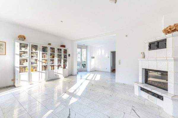 Lichtdurchflutet dank bodentiefer Fenster