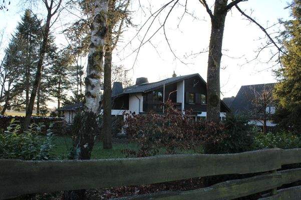 Das Haus steht ca. 20m von der Straße entfernt