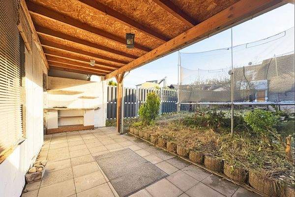 Terrassenbereich mit Zugang zur Doppelgarage