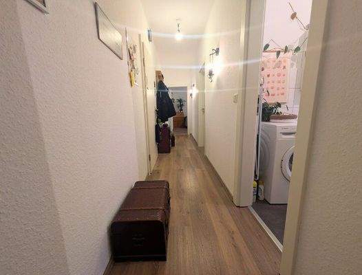 Freundlicher Eingangsbereich mit klarer Linie