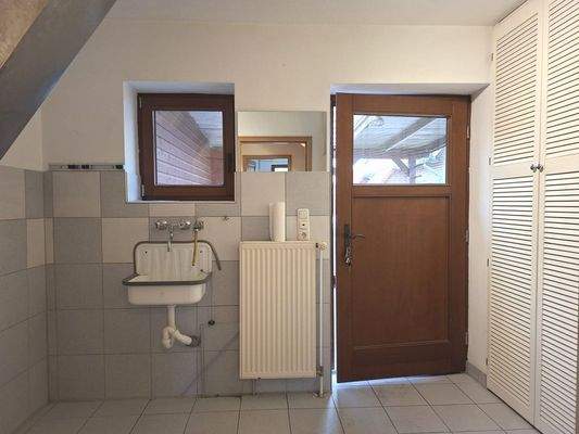 Hauswirtschaftsraum mit Nebeneingang