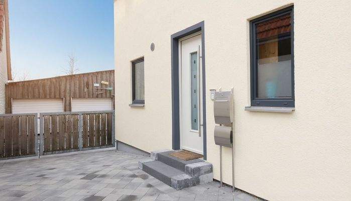 Haustür und Zufahrt