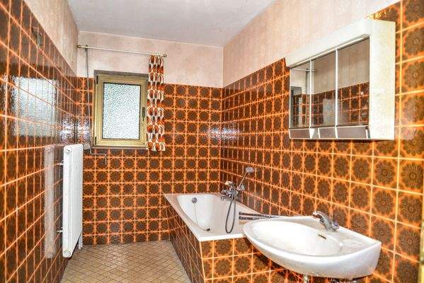 Badezimmer mit Wanne und Dusche