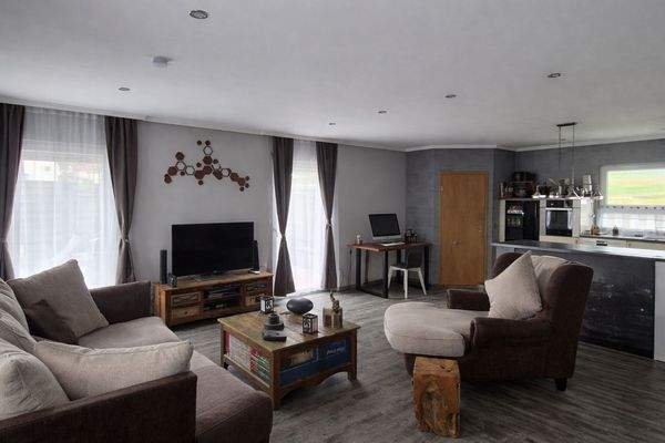 Heller Wohn-Ess-Kochbereich mit moderner Küche Perspektive 1