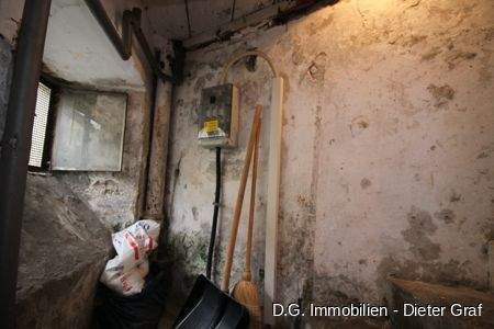 Keller mit Stromanschluss