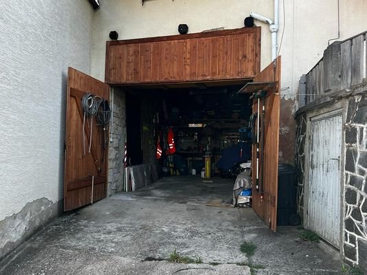 Abstellplatz mit Garage