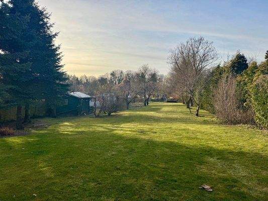 Blick von der Terrasse über den Garten in Richtung Abendsonne