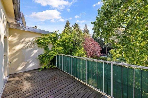 Der Balkon mit Blick in den eigenen Garten