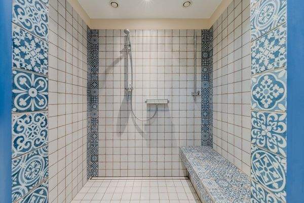 Großzügiges Duschbad