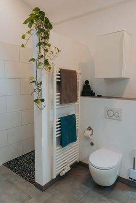 Badezimmer mit bodengleicher Dusche