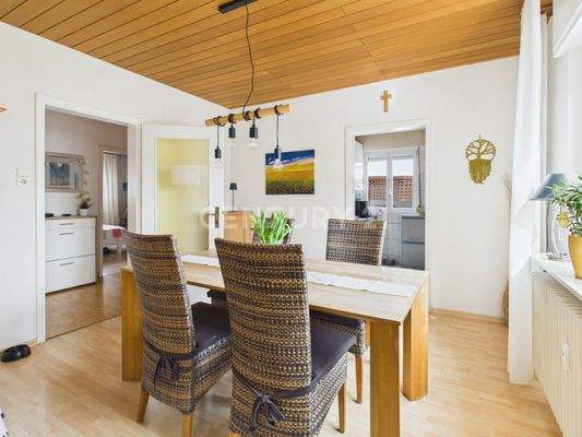 Essbereich mit Blick zum Flur/ Küche