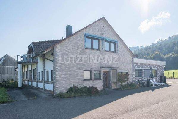 Halle mit 2-Zimmer Wohnung