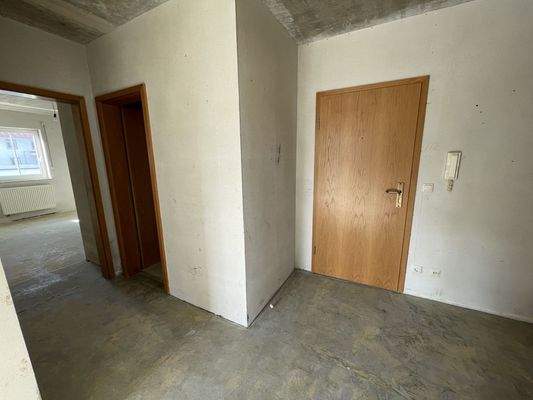 Blick zum  Eingang links  zum Bad und Schlafzimmer