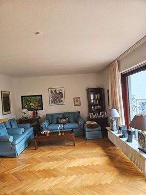 Wohnzimmer, grüner Terrassenblick