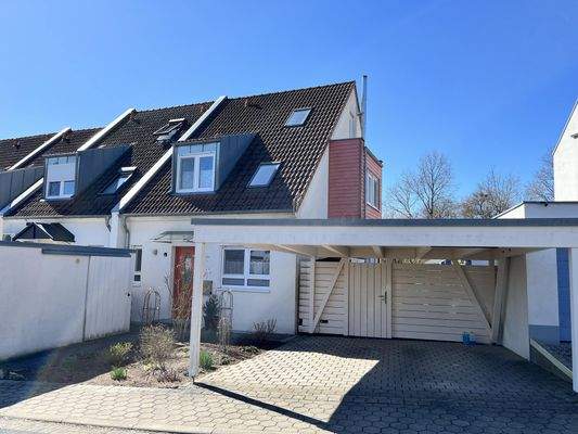 Straßenansicht mit Doppelcarport