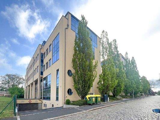 Seitenansicht mit Tiefgarageneinfahrt