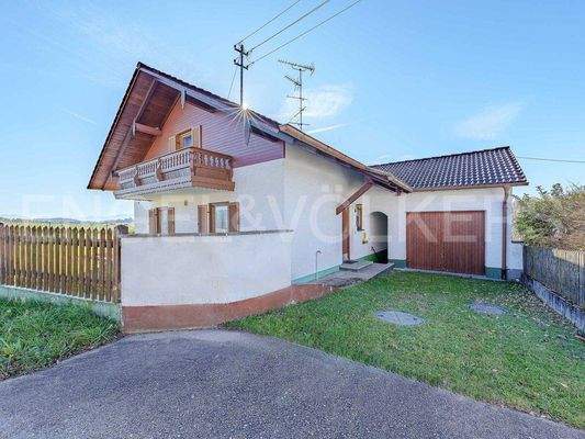 Blick auf das Haus und Garage