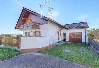 Blick auf das Haus und Garage