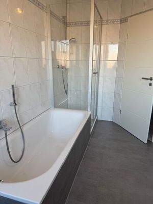 Badewanne und Dusche