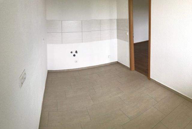 Eine attraktive 3-Raumwohnung im 2.Obergeschoss mit Balkon in Wolfen-Nord wartet auf Sie - Foto 4