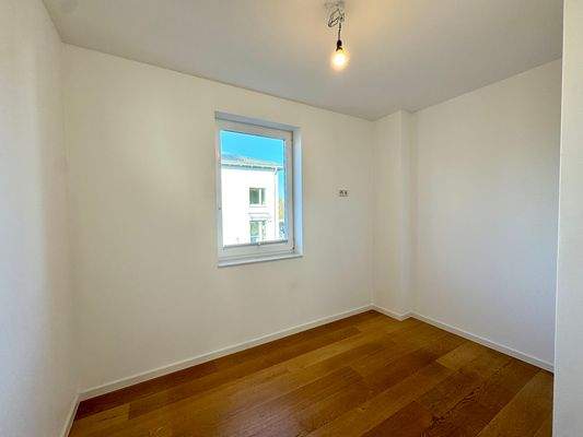 Ankleide- bzw. Arbeitszimmer im Erdgeschoss