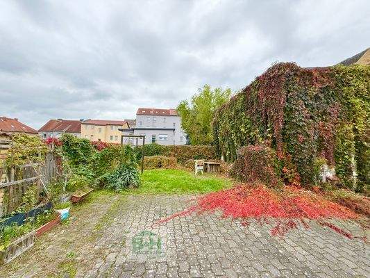 Grundstück mit Stellplätzen.jpg