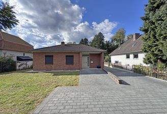 Zugang zum Haus und Zufahrt