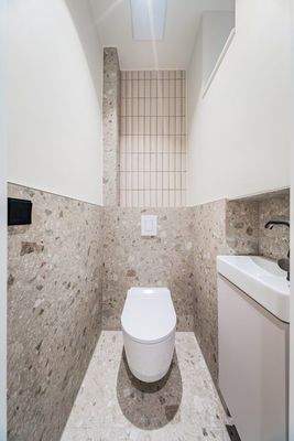 Gäste-Toilette mit Fenster