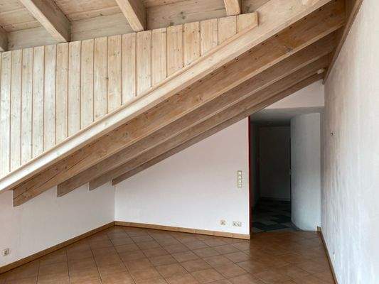 Dachschrägebereich im Wohnzimmer mit Blick in den Flur