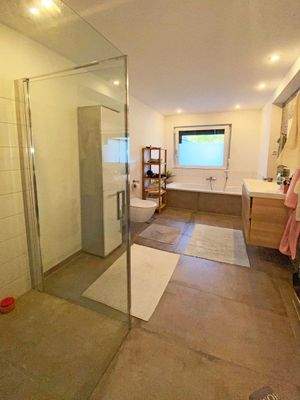 EG - Modernes Tageslichtbad