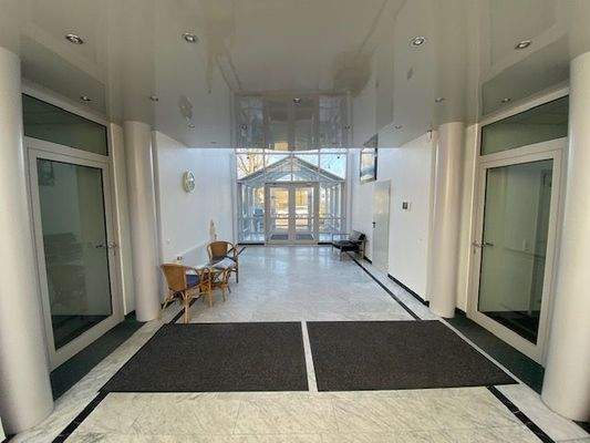 Eingänge zu den Büros rechts und links