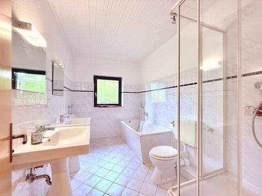 Badezimmer mit 2 Waschbecken, Dusche und Wanne